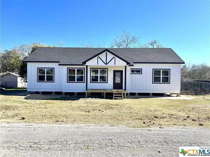 photo 1: 501 Walnut Street, Yoakum TX 77995