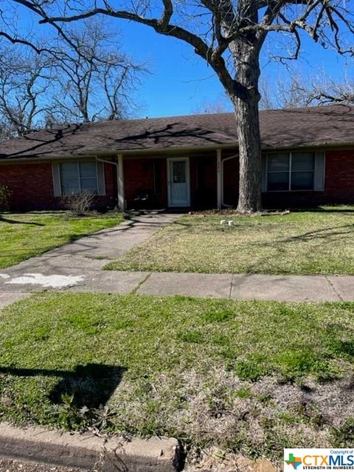 photo 1: 206 Hubbard Street, Yoakum TX 77995