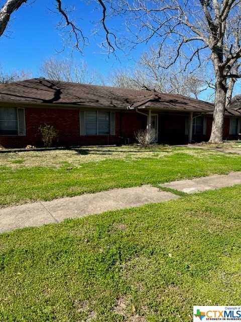 photo 2: 206 Hubbard Street, Yoakum TX 77995