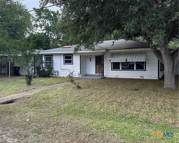 photo 1: 142 W 4th Street, Yorktown TX 78164