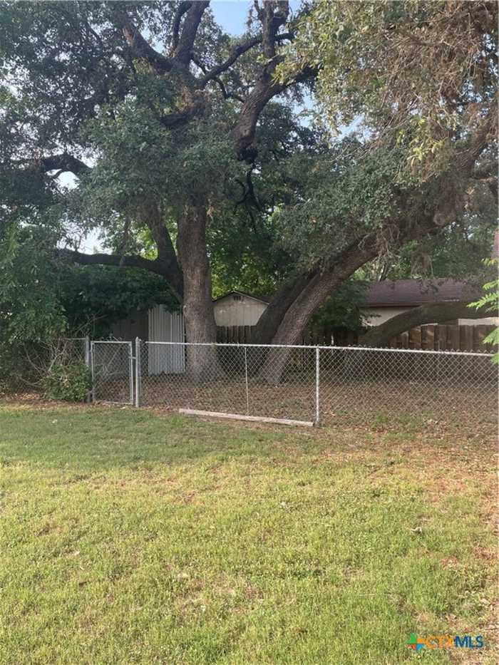 photo 2: 404 Sheehan Street, Yoakum TX 77995