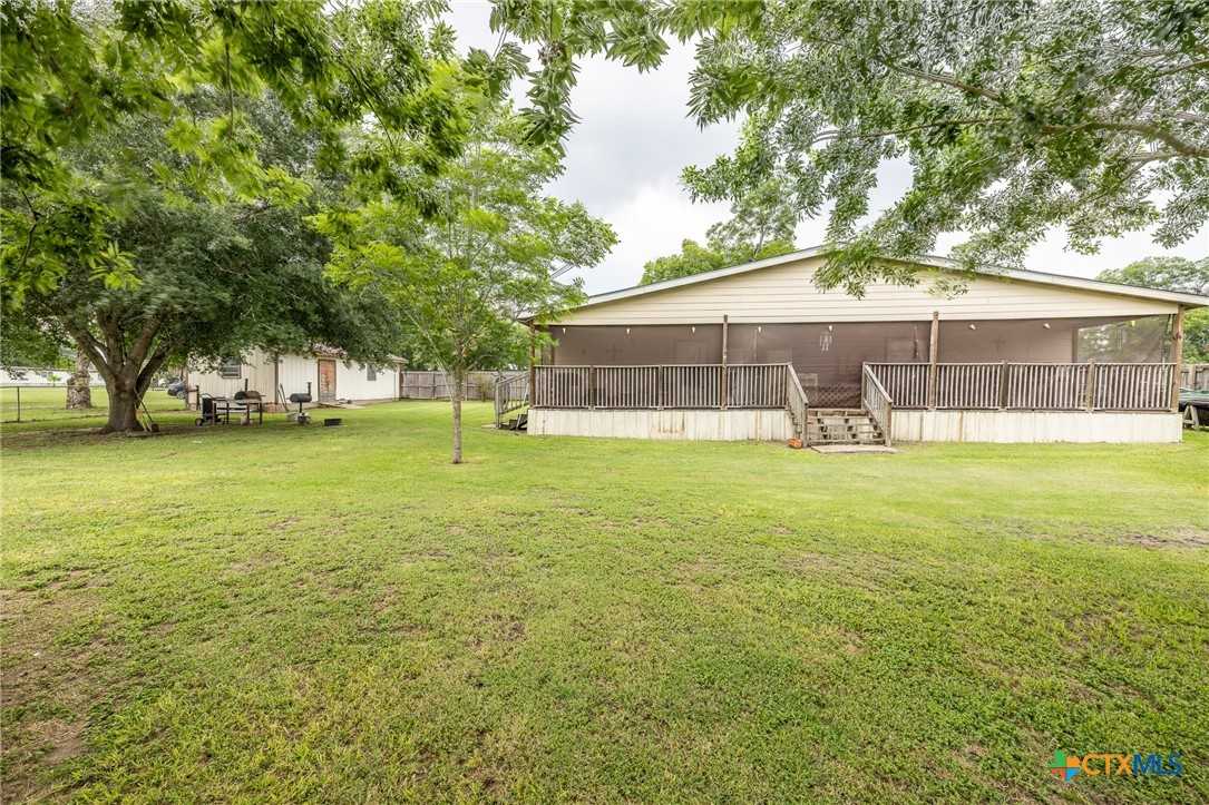 photo 3: 402 Armstrong, Yoakum TX 77995