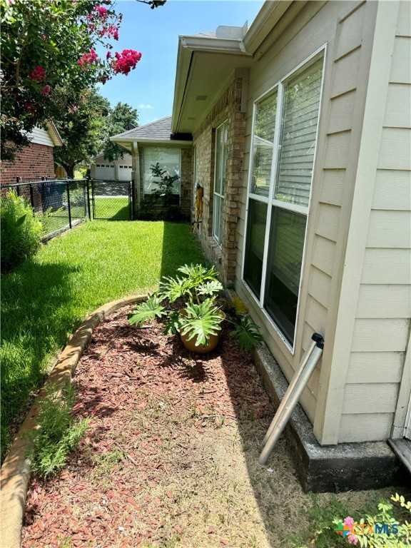 photo 3: 123 E Harbor Drive, Port Lavaca TX 77979