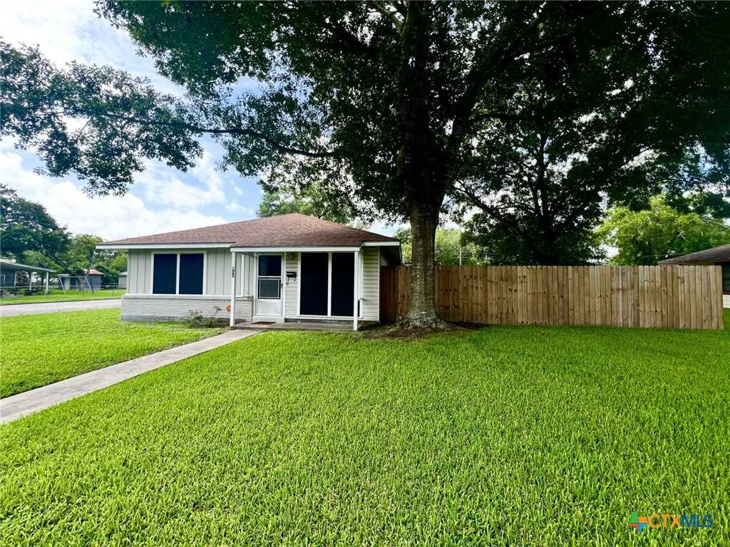 photo 1: 811 E Rosebud Avenue, Victoria TX 77901