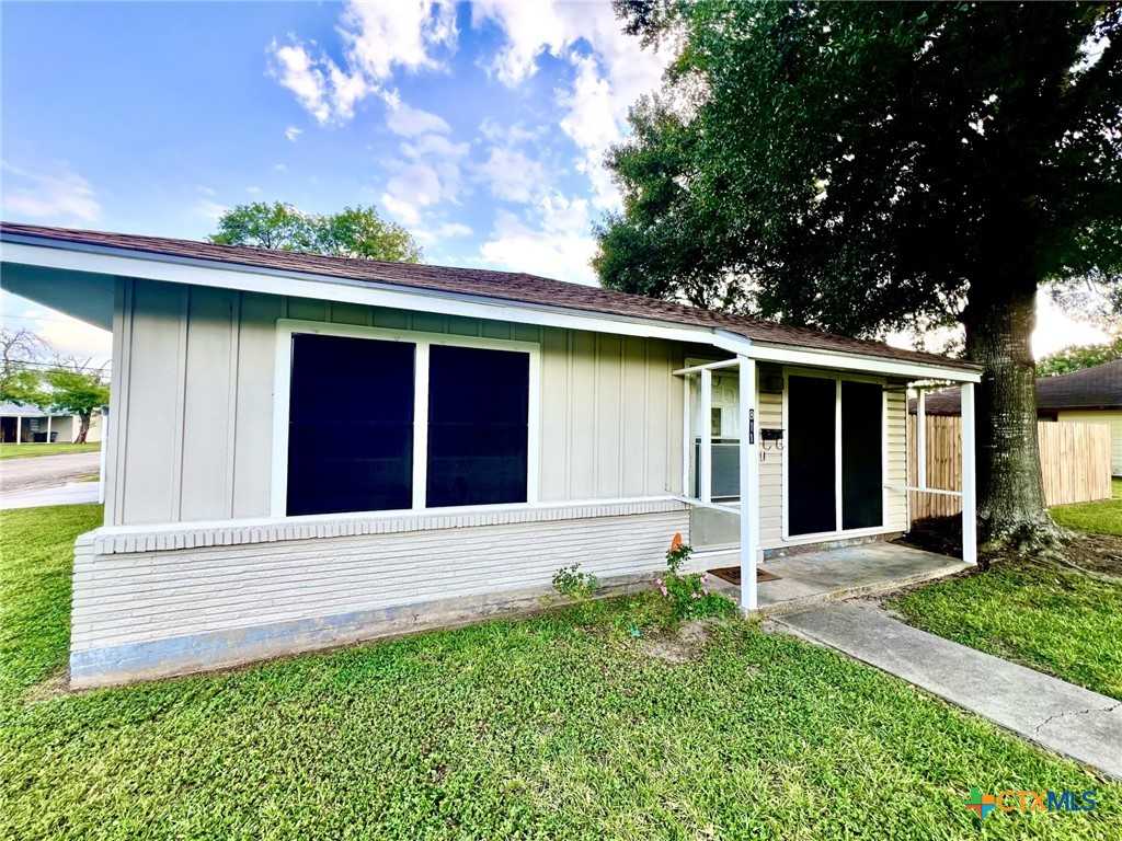 photo 2: 811 E Rosebud Avenue, Victoria TX 77901