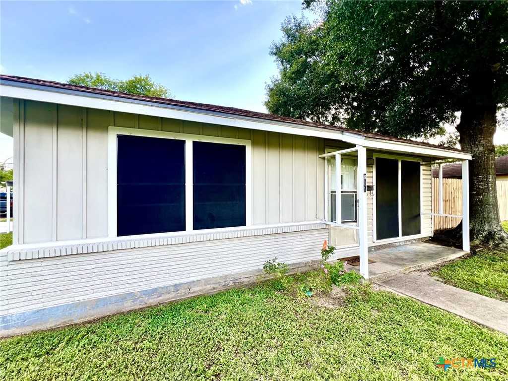 photo 3: 811 E Rosebud Avenue, Victoria TX 77901