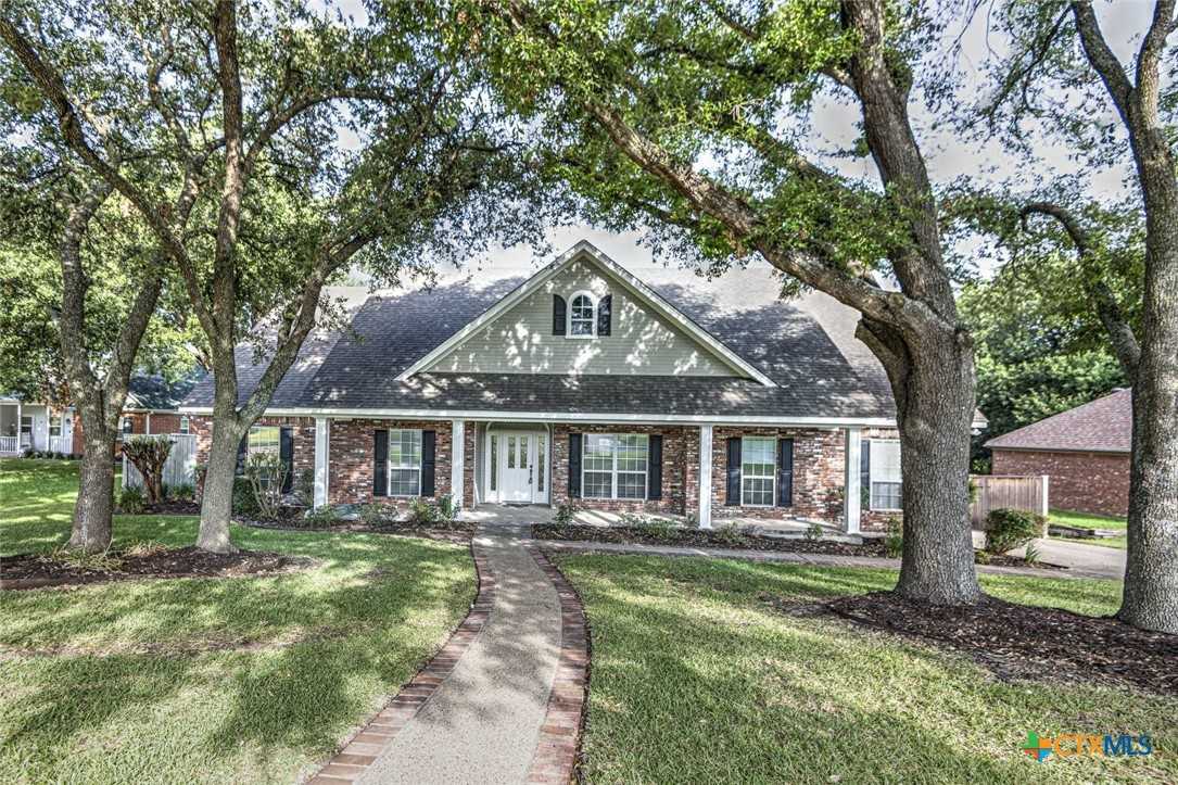 photo 1: 104 Twelve Oaks Drive, Temple TX 76504