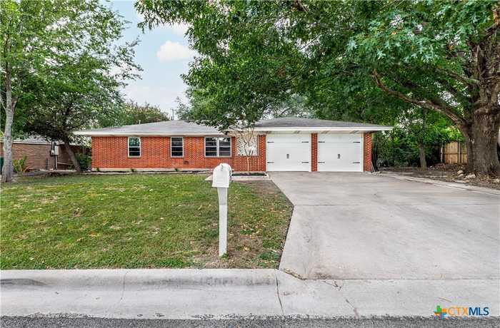 photo 1: 307 Greenbriar Street, Belton TX 76513