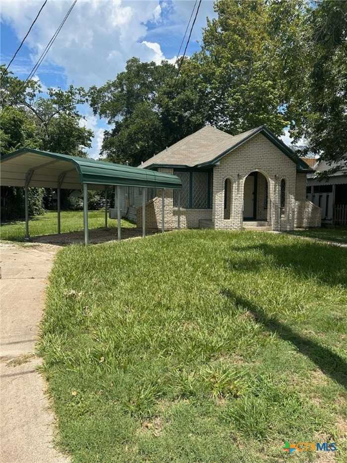 photo 2: 404 W Brackenridge Street, Edna TX 77957