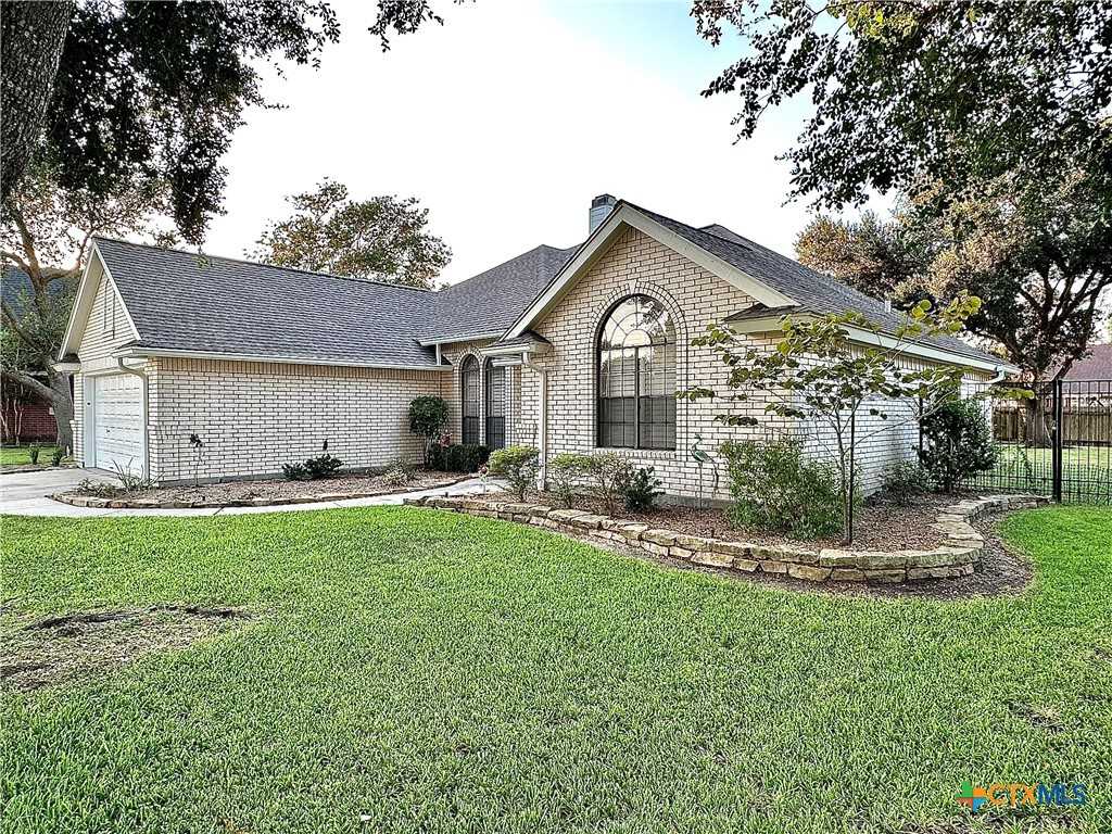 photo 3: 202 Willowbend Drive, Port Lavaca TX 77979