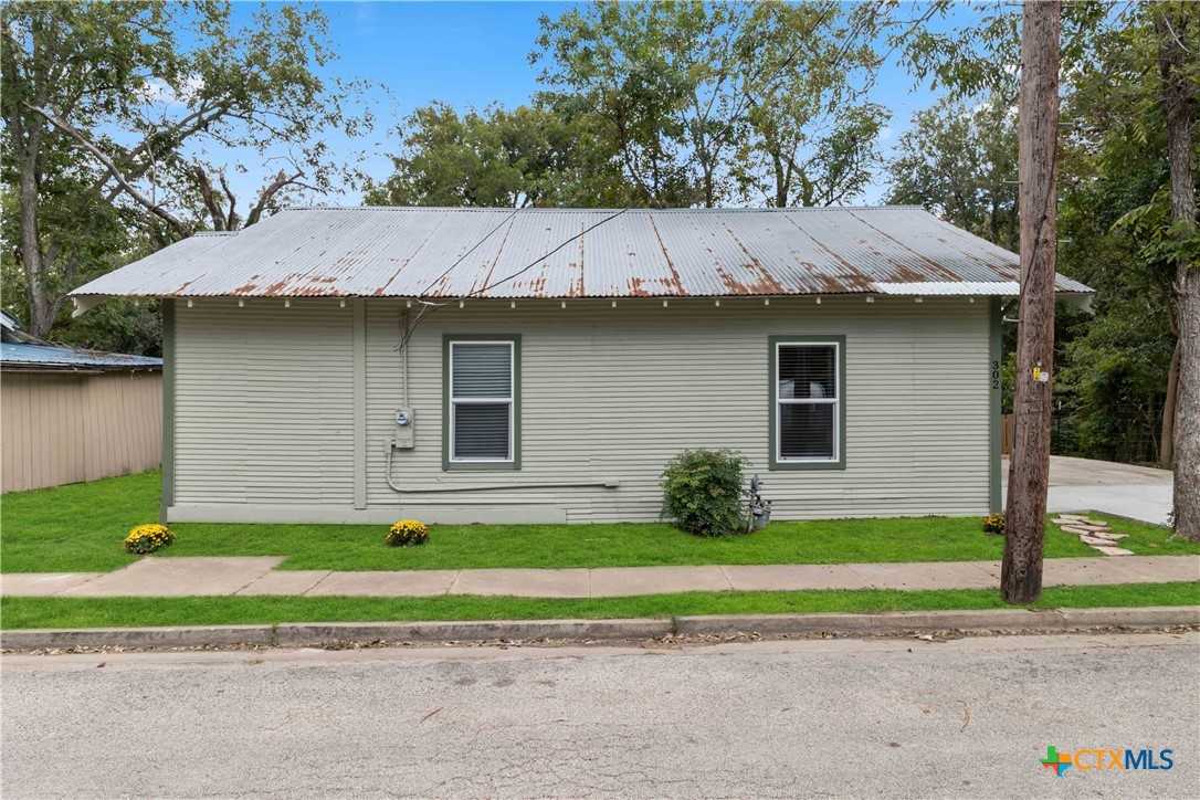 photo 2: 302 Botts Street, Gonzales TX 78629