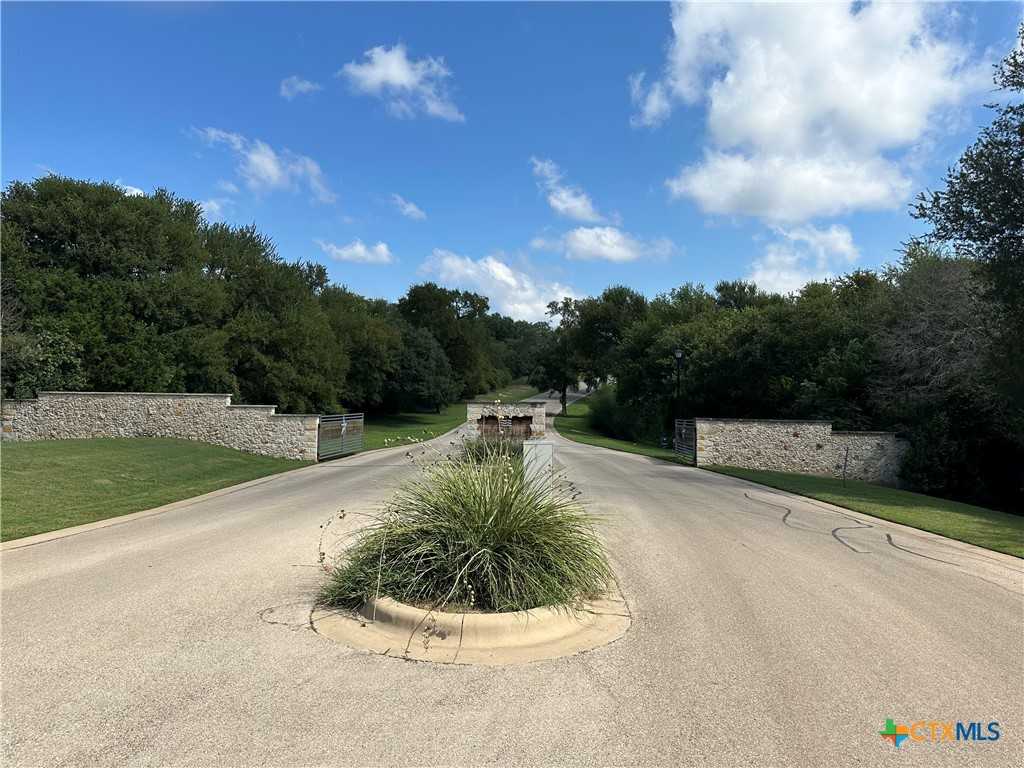 photo 1: 654 Creekside Drive, Belton TX 76513