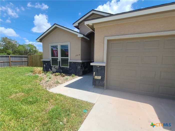 photo 2: 2010 Seguin Avenue, Victoria TX 77901