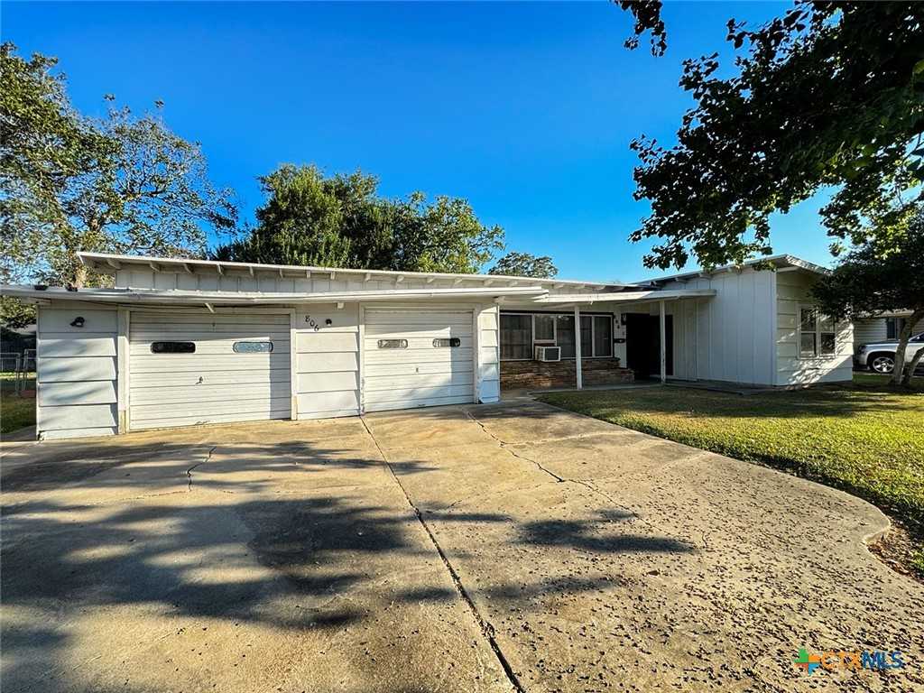 photo 1: 806 E Rosebud Avenue, Victoria TX 77901