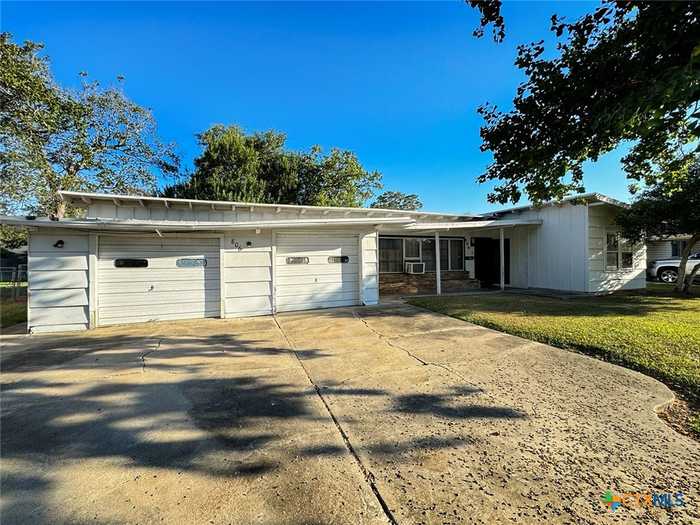 photo 1: 806 E Rosebud Avenue, Victoria TX 77901