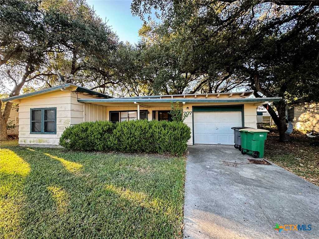 photo 1: 707 E Mistletoe Avenue, Victoria TX 77901