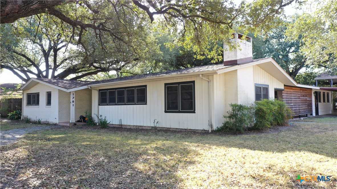 photo 2: 1701 E Virginia Avenue, Victoria TX 77901