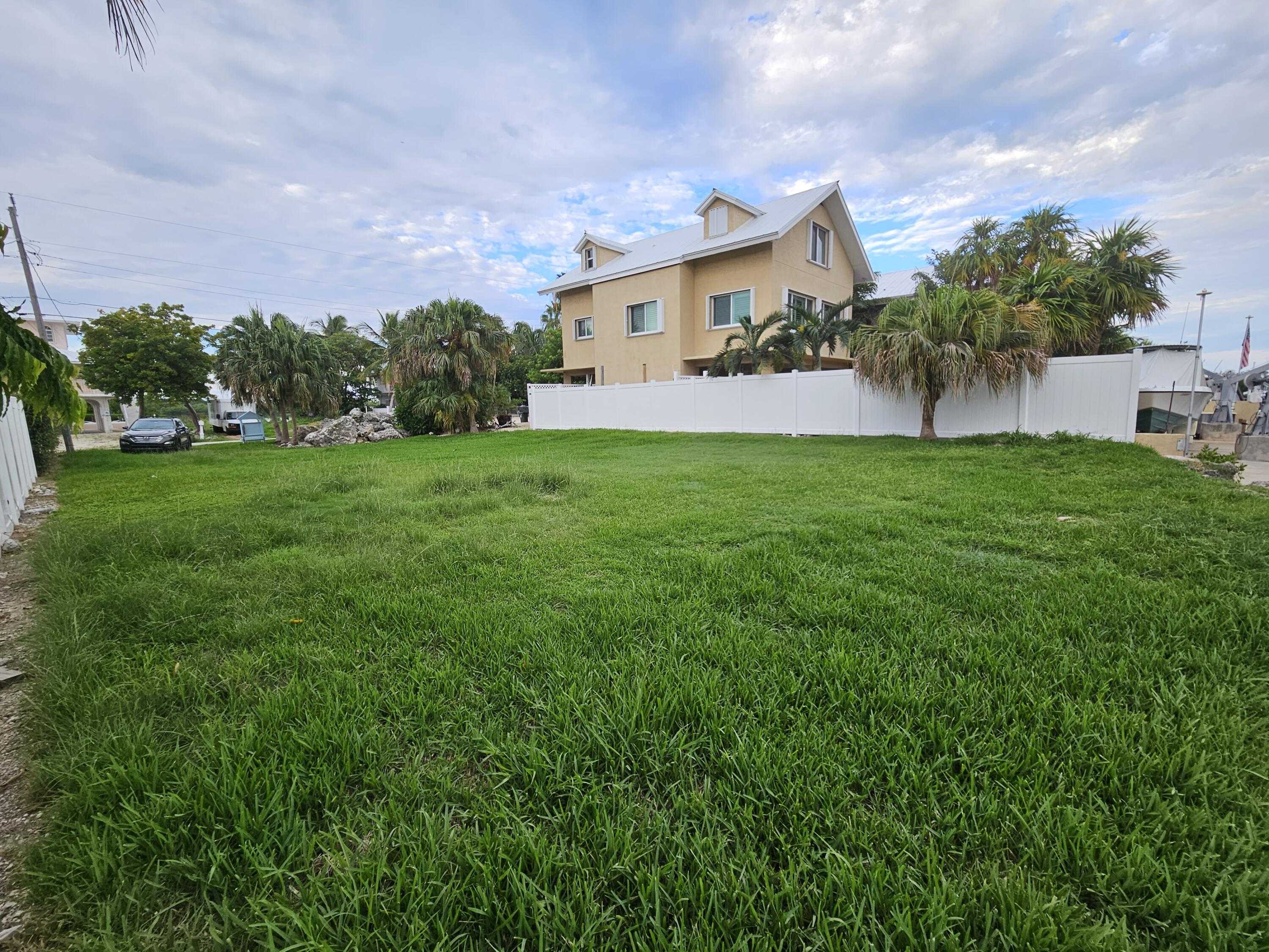 photo 3: 313 Woods Avenue, Plantation Key FL 33070