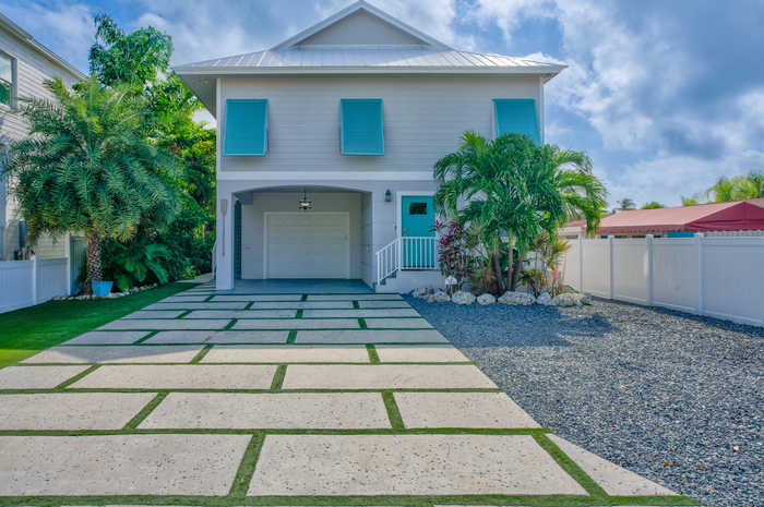 photo 1: 143 Plantation Avenue, Plantation Key FL 33070