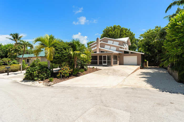 photo 1: 121 Gumbo Limbo Road, Plantation Key FL 33036