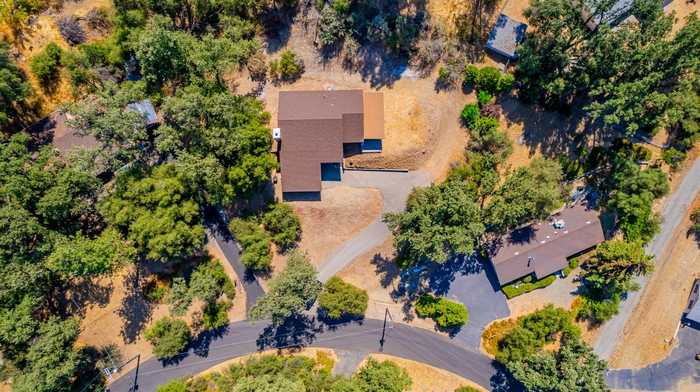 photo 2: 41243 Pamela Place, Oakhurst CA 93644