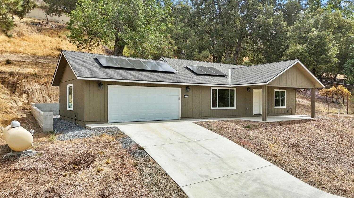 photo 2: 43179 E Sugar Pine Drive, Oakhurst CA 93644