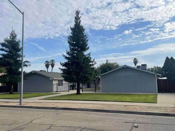 photo 1: 710 J Street, Sanger CA 93657