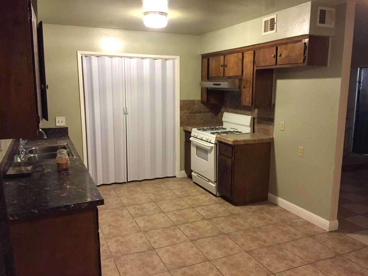 photo 3: 710 J Street, Sanger CA 93657