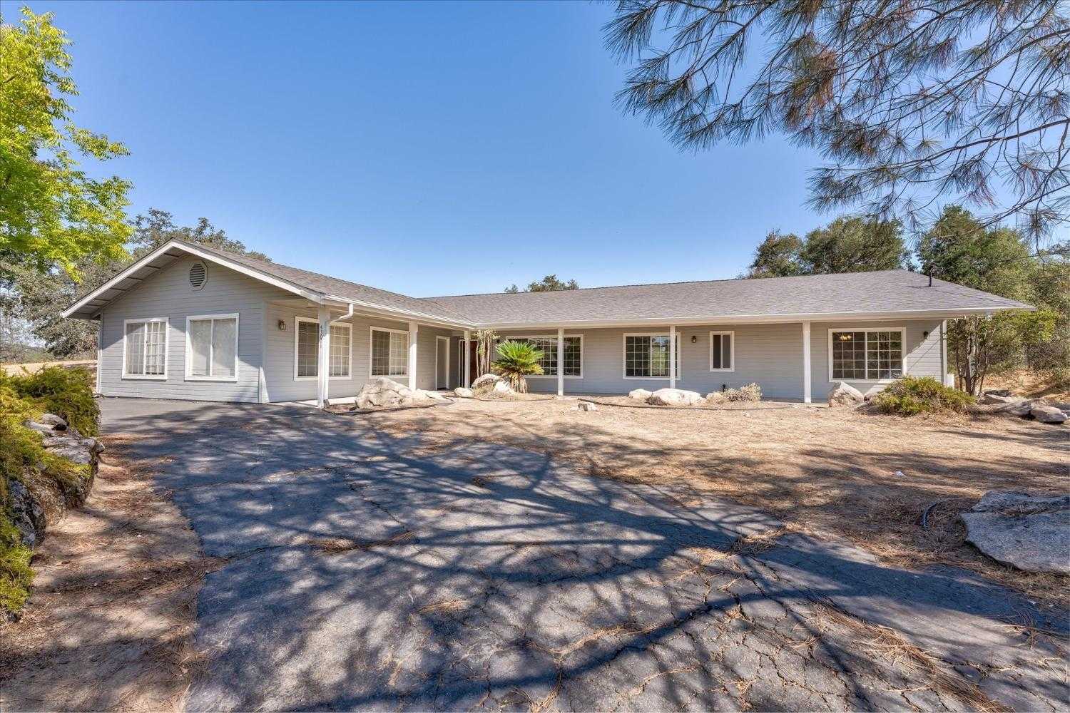 photo 2: 43071 Running Deer Drive, Coarsegold CA 93614