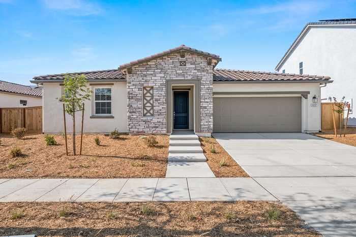 photo 1: 617 Stone Crest Ave, Madera CA 93636