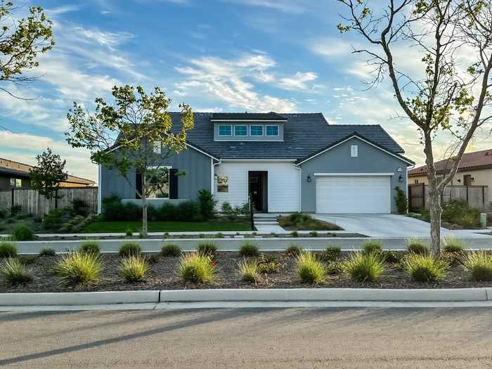 photo 1: 1008 Treasure Hills Drive, Madera CA 93636