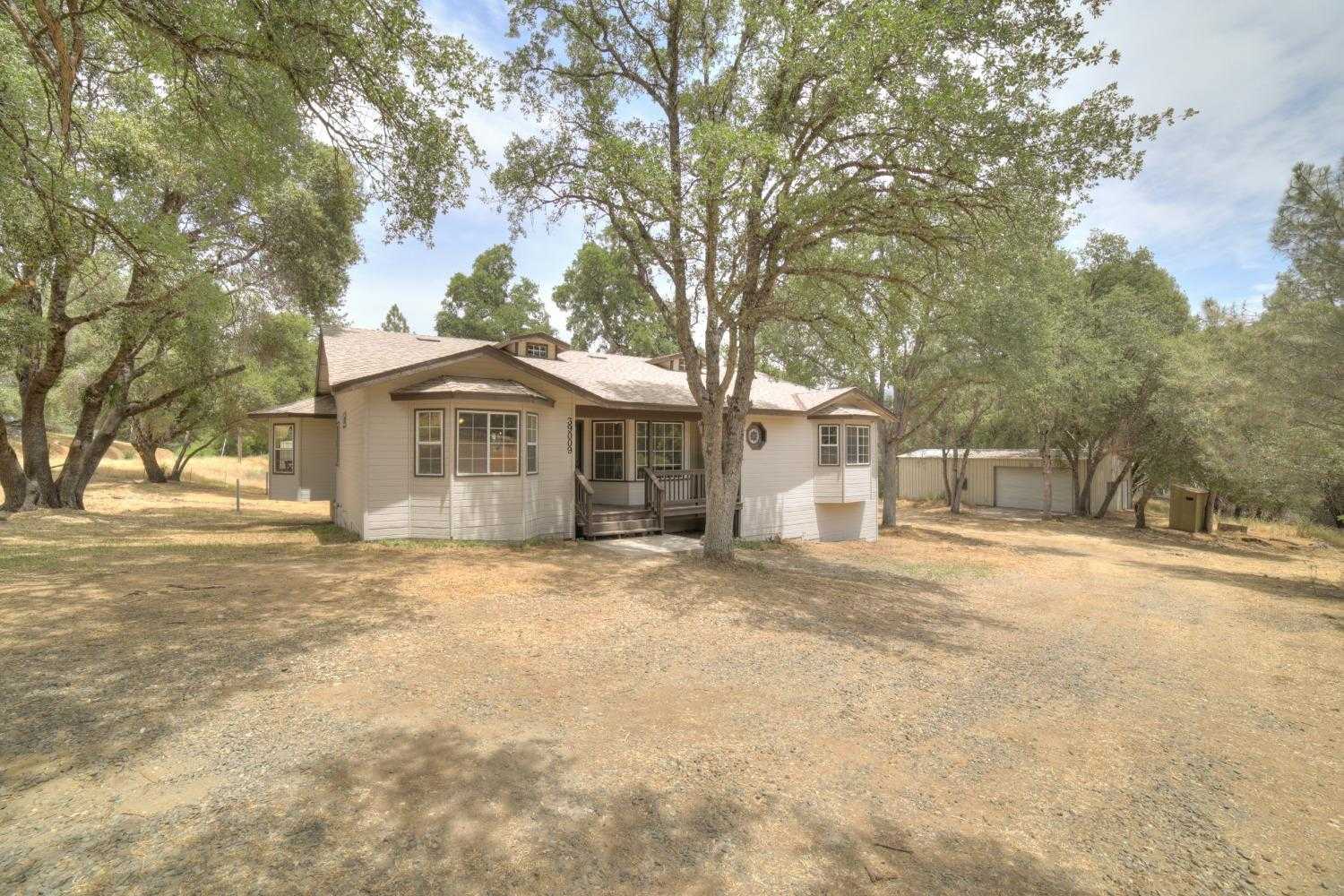 photo 1: 39009 Road 425b, Oakhurst CA 93644