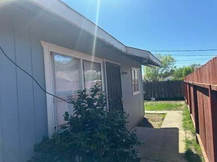 photo 2: 135 Monroe Street, Coalinga CA 93210