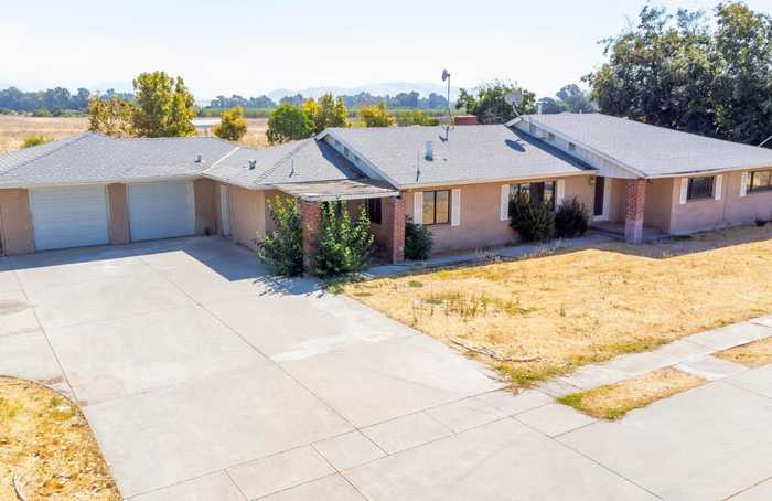 photo 1: 4666 N Zediker, Sanger CA 93657