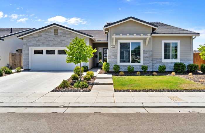 photo 1: 902 W Maclure Avenue, Madera CA 93636