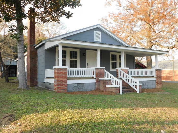 photo 1: 404 W Moring Street, Swainsboro GA 30401