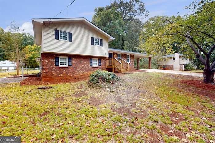 photo 2: 209 Lucan Court, Riverdale GA 30274