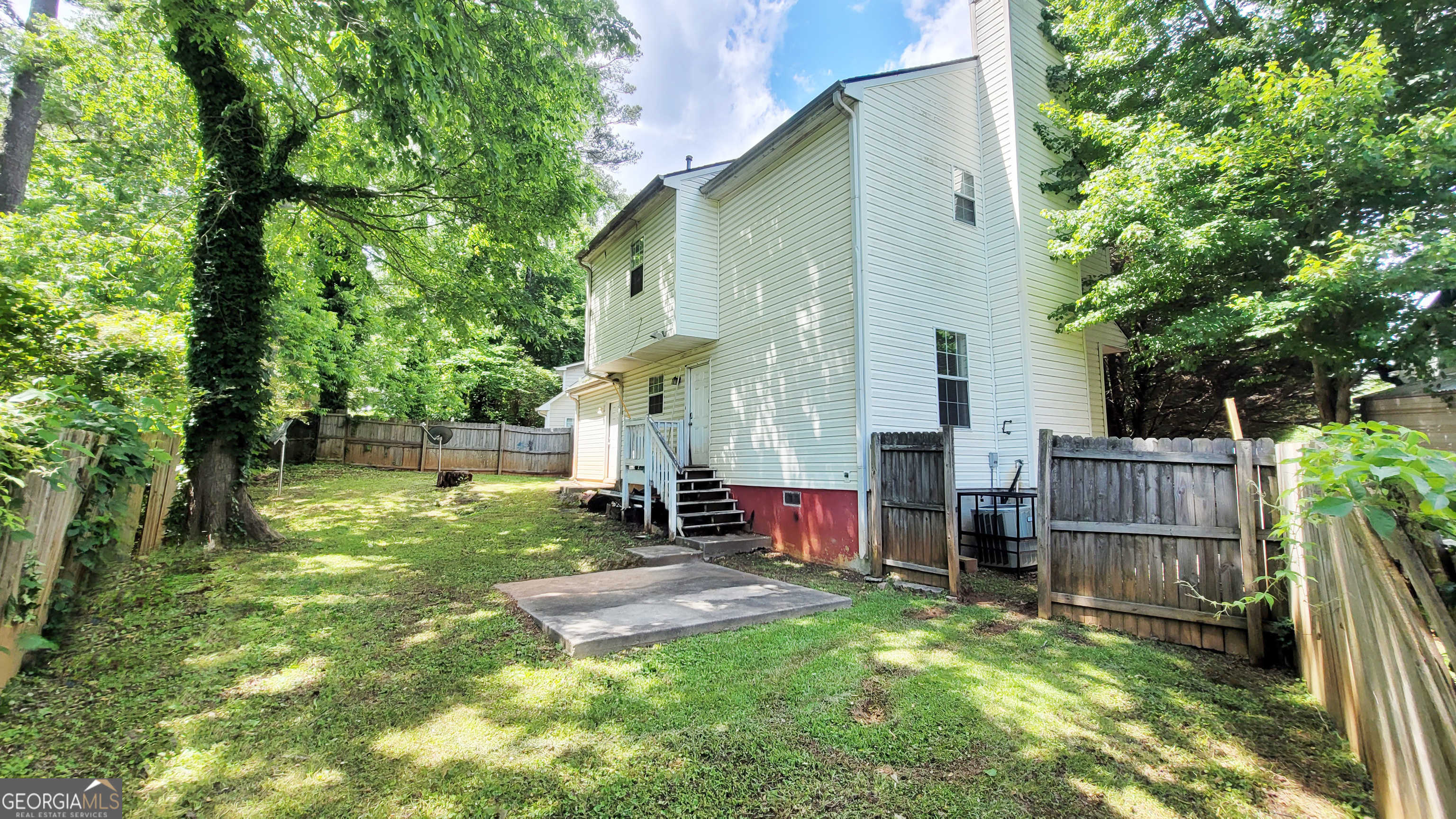 photo 2: 594 WAYNES Court, Atlanta GA 30354