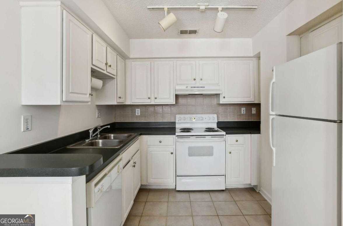 photo 3: 800 Peachtree Street Unit 202, Atlanta GA 30308