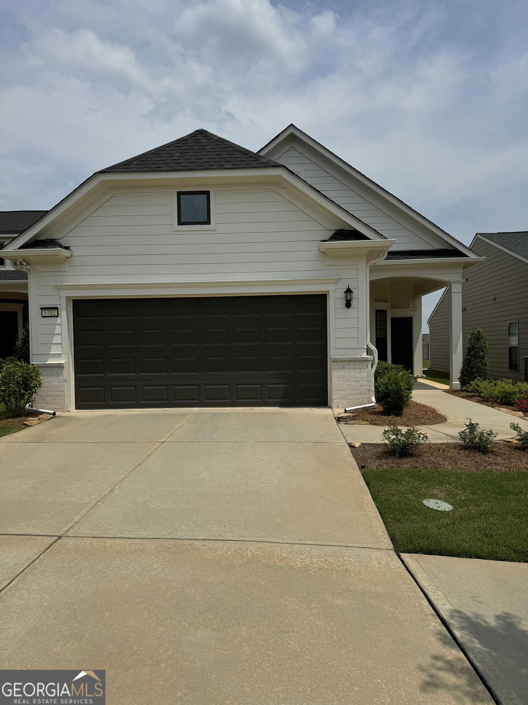 photo 1: 5702 Maple Bluff Way, Hoschton GA 30548