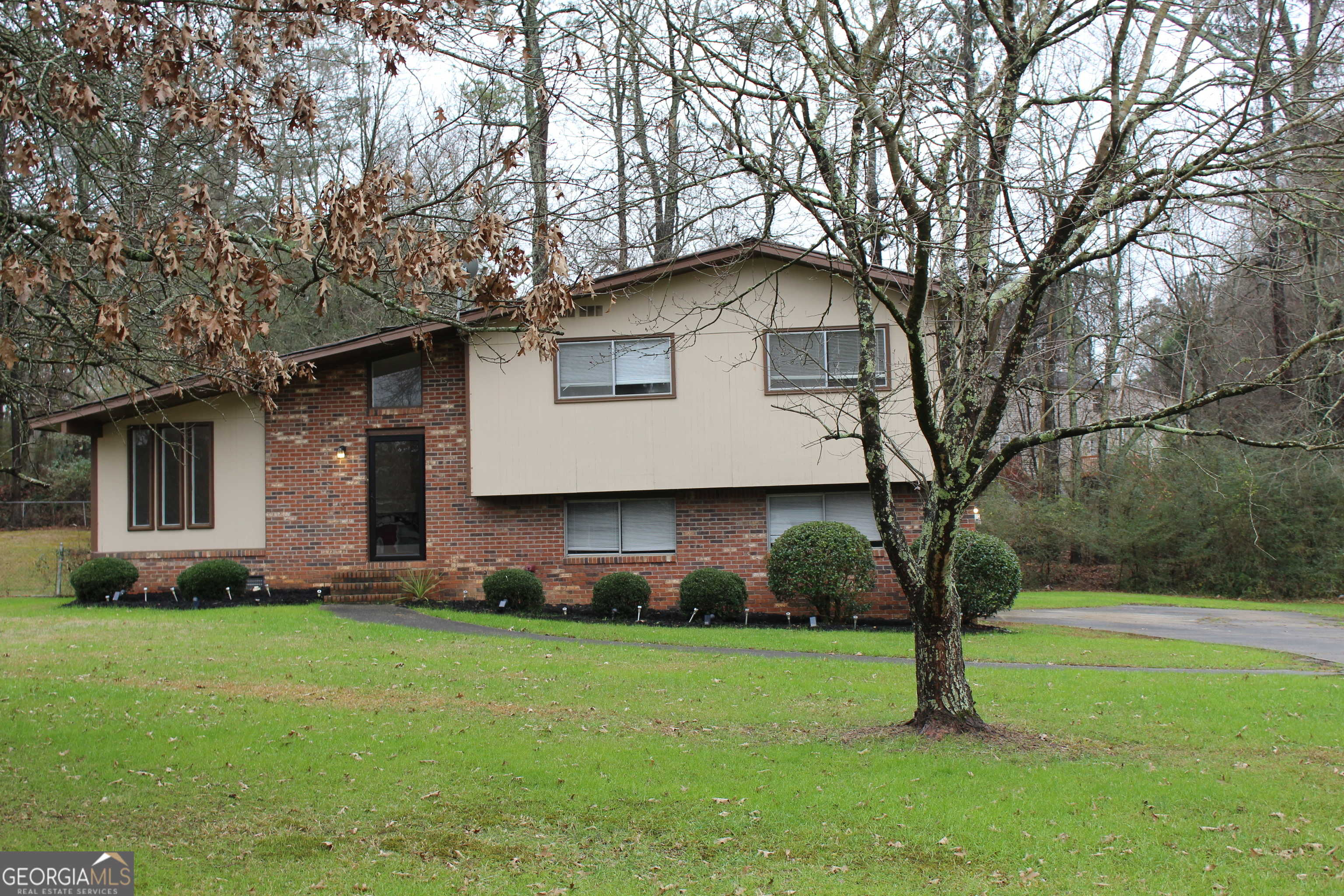 photo 2: 2405 Falls River Drive, Lithia Springs GA 30122