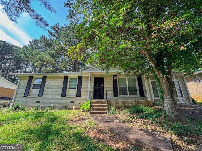 photo 1: 4561 Saint Andrews Dr SW, Atlanta GA 30331