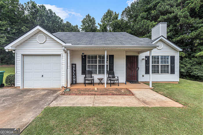 photo 1: 4212 Viewpoint Trail, Ellenwood GA 30294