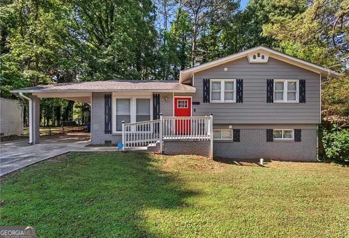 photo 1: 179 Oak Drive, Atlanta GA 30354