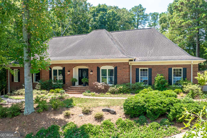 photo 1: 1040 Finnsbury Drive, Roswell GA 30075