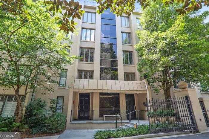 photo 1: 2765 Peachtree Road NE Unit 4, Atlanta GA 30305