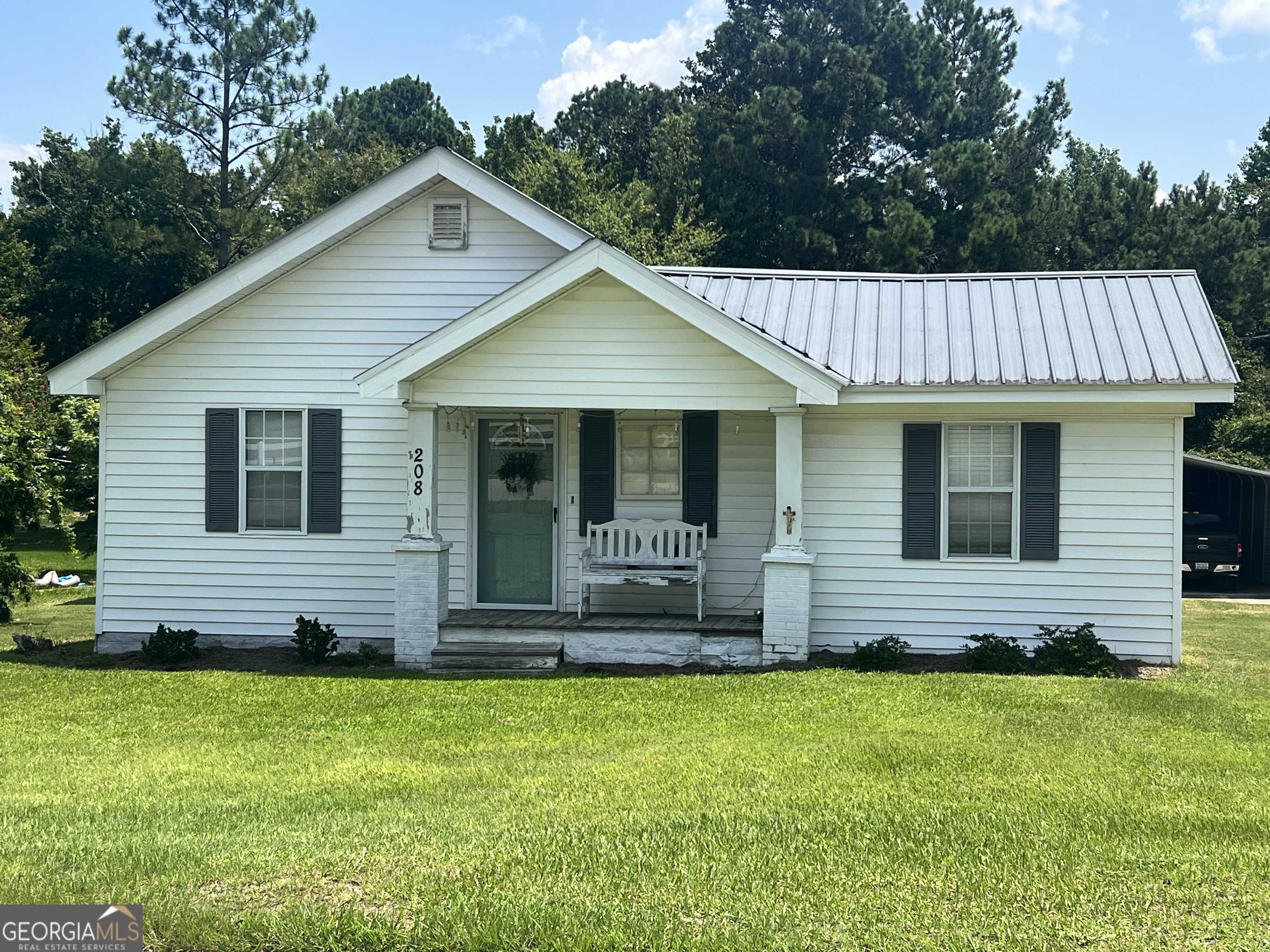 photo 1: 208 S Railroad Avenue, Mount Vernon GA 30445