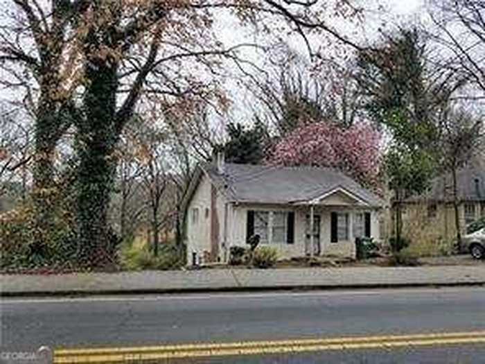 photo 1: 165 W Lake Avenue NW, Atlanta GA 30314