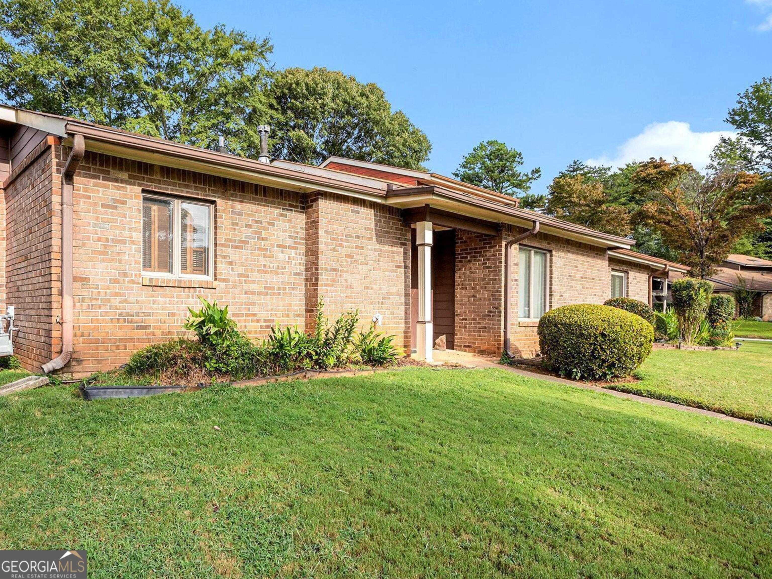 photo 3: 1491 Stoneleigh Way, Stone Mountain GA 30088