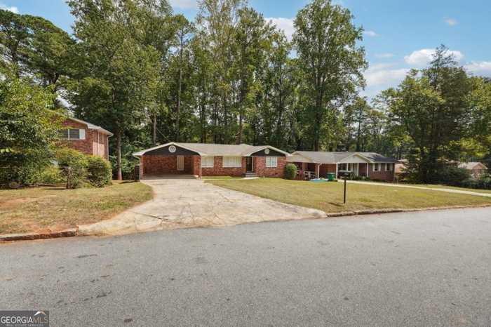 photo 2: 3064 Weslock Circle, Decatur GA 30034